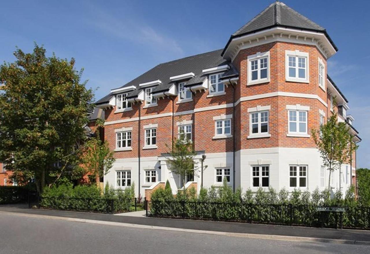 Helios Court Penthouse Serviced Apartment By Ferndale Maidenhead Bagian luar foto